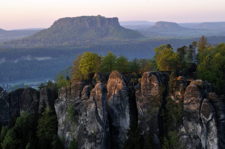 Saxon Switzerland, Basteimassiv, Felsenburg Neurathen, Lilienstein, morning atmosphere. Photo: Frank Exß (DML-BY)