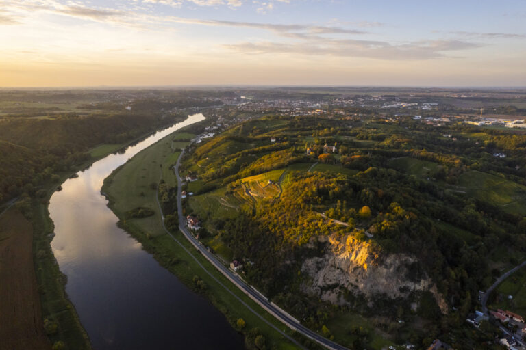 Dresden Elbland mit Blick zur Boselspitze und zum Spaargebirge. Eine Wanderung über den Höhenzug bietet einen herrlichen Blick über das Elbtal in Richtung Dresden und bei guter Sicht bis in die Sächsische Schweiz. Foto: Martin Förster (DML-BY) Dresden Elbland with a view of the Boselspitze and the Spaargebirge. A hike over the ridge offers a magnificent view over the Elbe valley towards Dresden and, on a clear day, as far as Saxon Switzerland. Photo: Martin Förster (DML-BY)